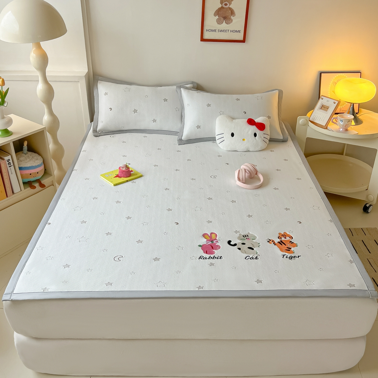 91家纺网 家纺一手货源 找家纺 多乐家纺 2026新款星辰系列PE提花凉感豆豆卡通刺绣大包边复合凉席 小老虎-星星月亮-咖(床单款)