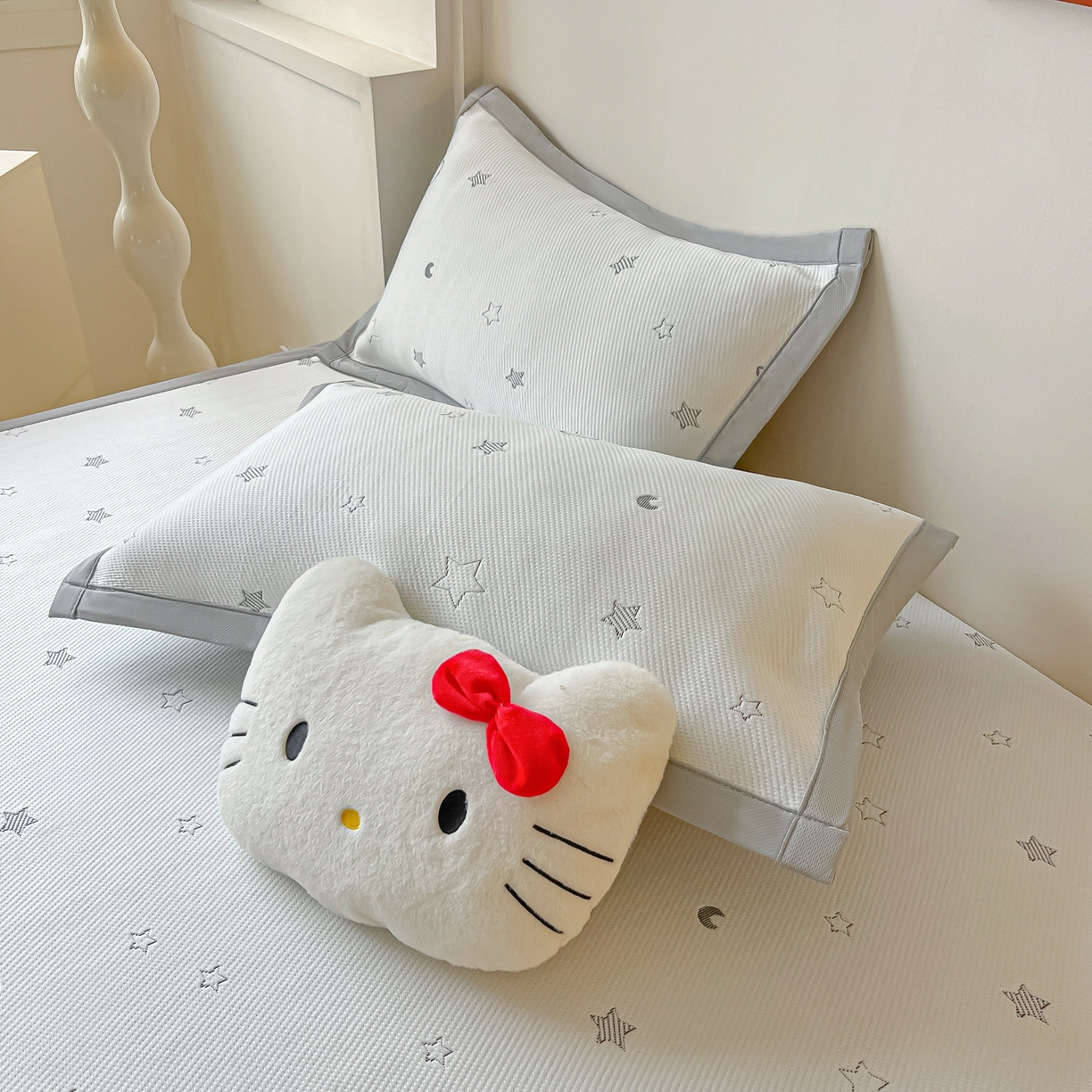 91家纺网 家纺一手货源 找家纺 多乐家纺 2026新款星辰系列PE提花凉感豆豆卡通刺绣大包边复合凉席 小老虎-星星月亮-灰(床单款)