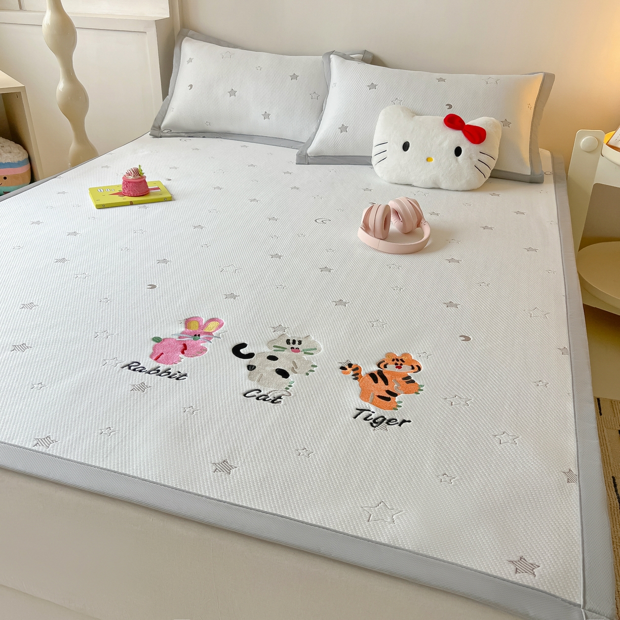 91家纺网 家纺一手货源 找家纺 多乐家纺 2026新款星辰系列PE提花凉感豆豆卡通刺绣大包边复合凉席 小老虎-星星月亮-咖(床单款)