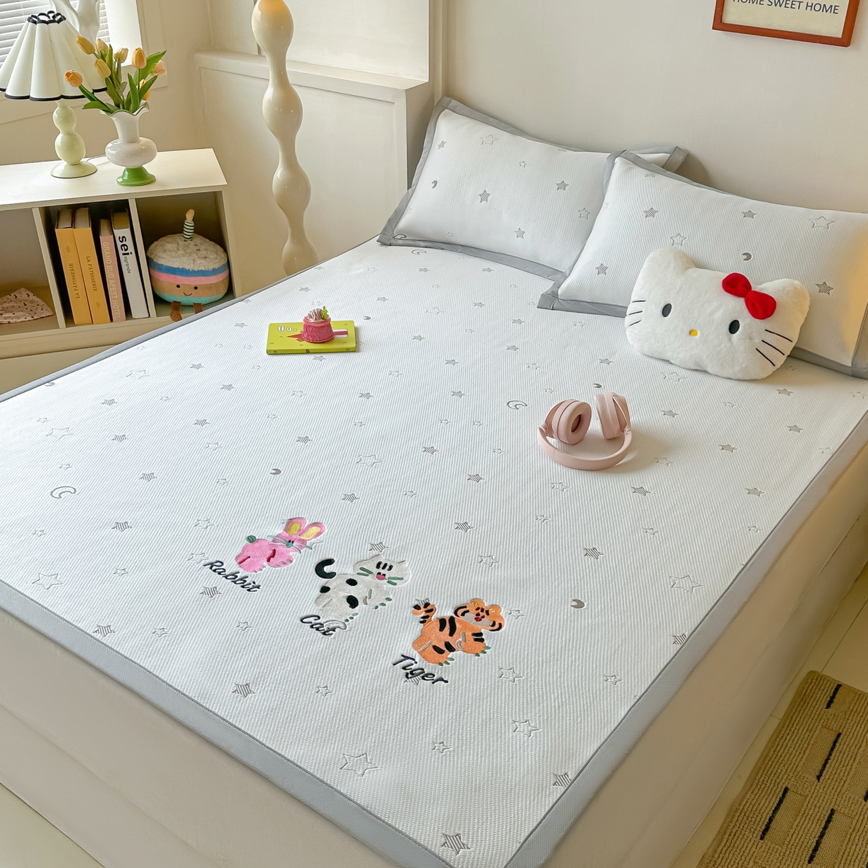 91家纺网 家纺一手货源 找家纺 多乐家纺 2026新款星辰系列PE提花凉感豆豆卡通刺绣大包边复合凉席 小老虎-星星月亮-咖(床单款)