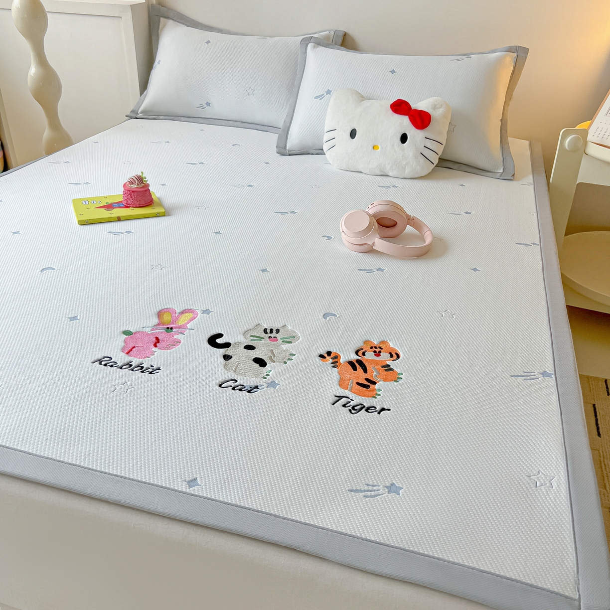 91家纺网 家纺一手货源 找家纺 多乐家纺 2026新款星辰系列PE提花凉感豆豆卡通刺绣大包边复合凉席 小老虎-流星(床单款)