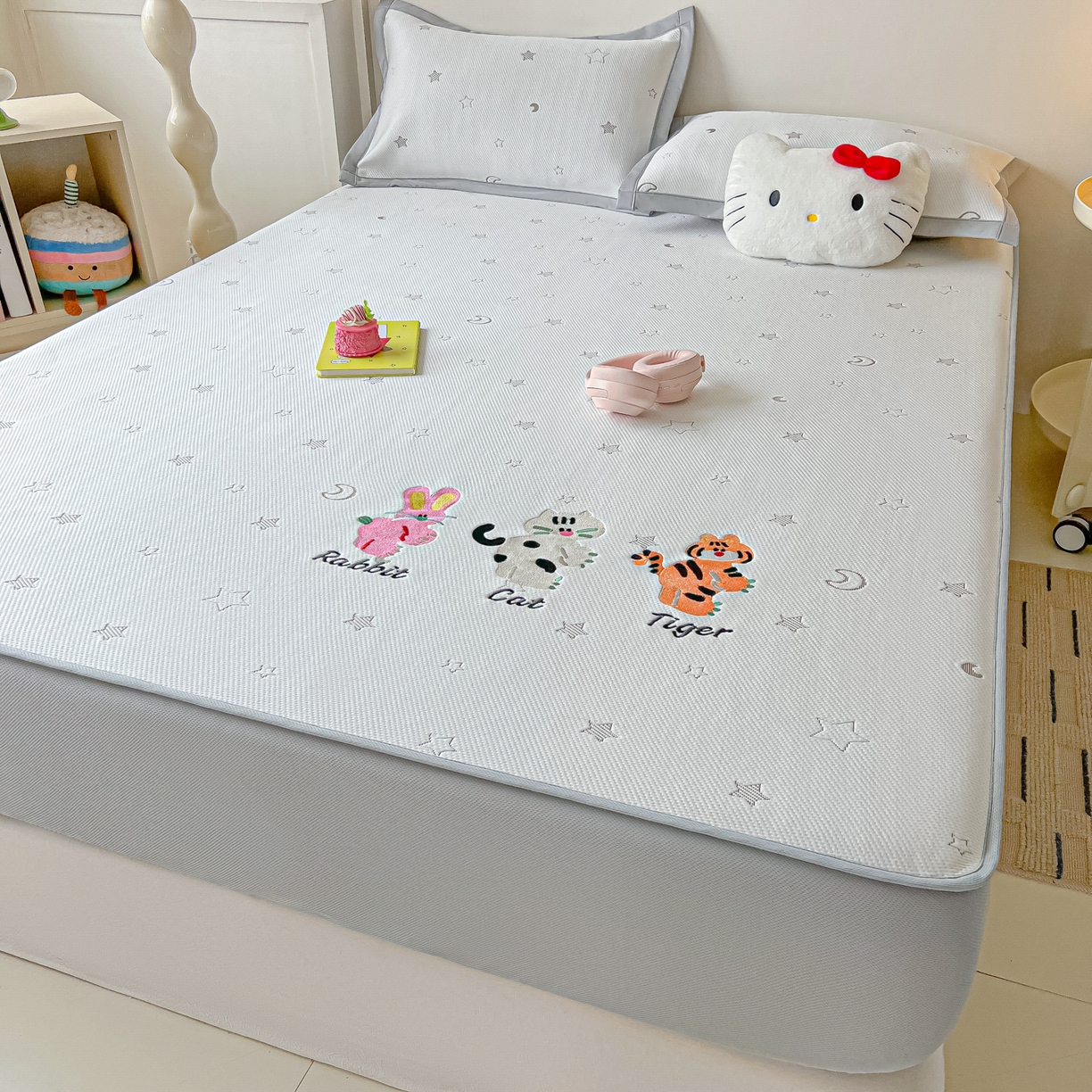 91家纺网 家纺一手货源 找家纺 多乐家纺 2026新款星辰系列PE提花凉感豆豆卡通刺绣大包边复合凉席 小老虎-星星月亮-咖(床笠款)