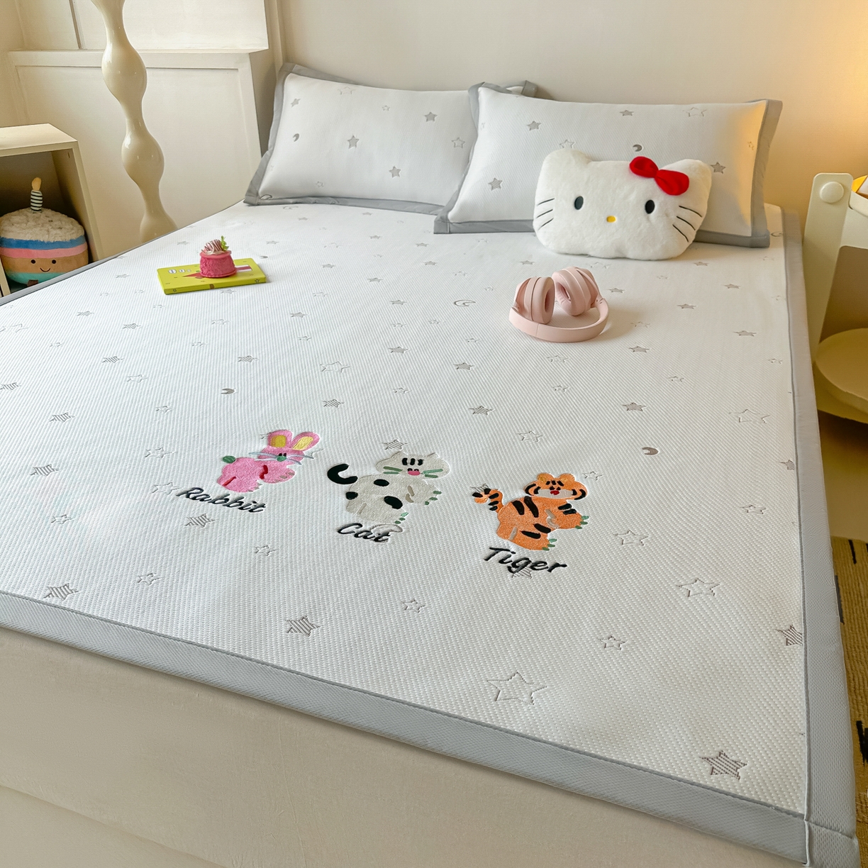 91家纺网 家纺一手货源 找家纺 多乐家纺 2026新款星辰系列PE提花凉感豆豆卡通刺绣大包边复合凉席 小老虎-星星月亮-咖(床单款)