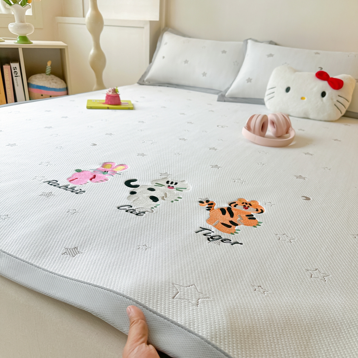 91家纺网 家纺一手货源 找家纺 多乐家纺 2026新款星辰系列PE提花凉感豆豆卡通刺绣大包边复合凉席 小老虎-星星月亮-咖(床单款)