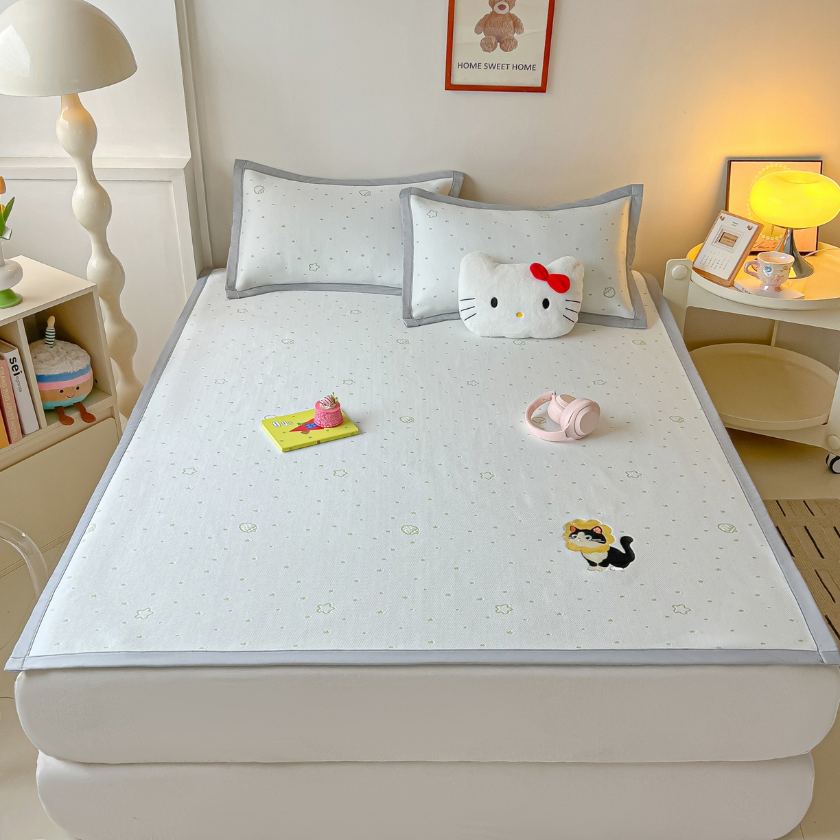 91家纺网 家纺一手货源 找家纺 多乐家纺 2026新款星辰系列PE提花凉感豆豆卡通刺绣大包边复合凉席 花朵猫-小草莓(床单款)