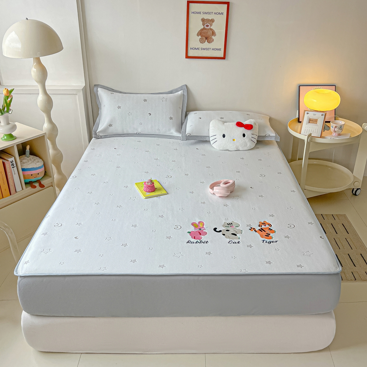 91家纺网 家纺一手货源 找家纺 多乐家纺 2026新款星辰系列PE提花凉感豆豆卡通刺绣大包边复合凉席 小老虎-星星月亮-咖(床笠款)