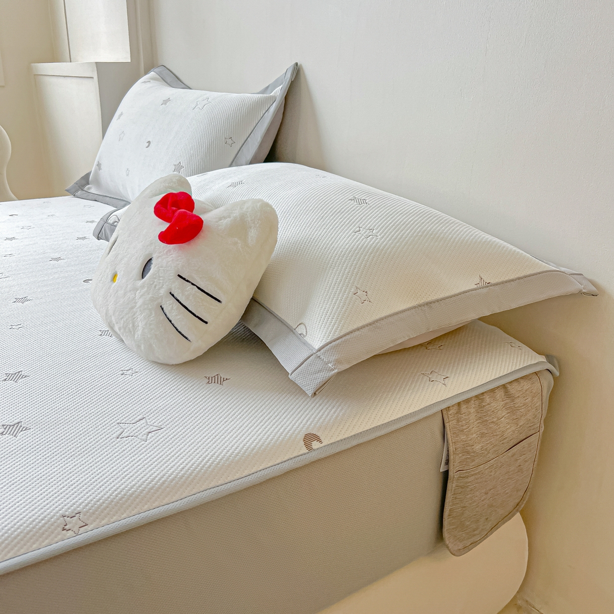 91家纺网 家纺一手货源 找家纺 多乐家纺 2026新款星辰系列PE提花凉感豆豆卡通刺绣大包边复合凉席 小老虎-星星月亮-咖(床笠款)