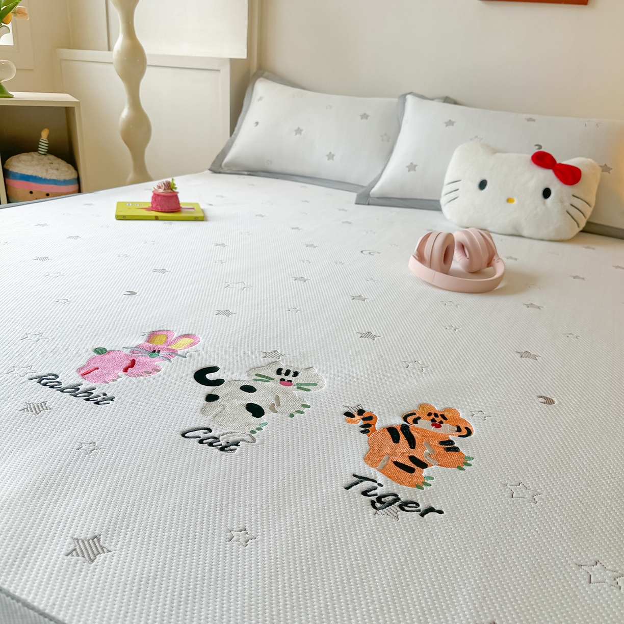 91家纺网 家纺一手货源 找家纺 多乐家纺 2026新款星辰系列PE提花凉感豆豆卡通刺绣大包边复合凉席 小老虎-星星月亮-咖(床单款)