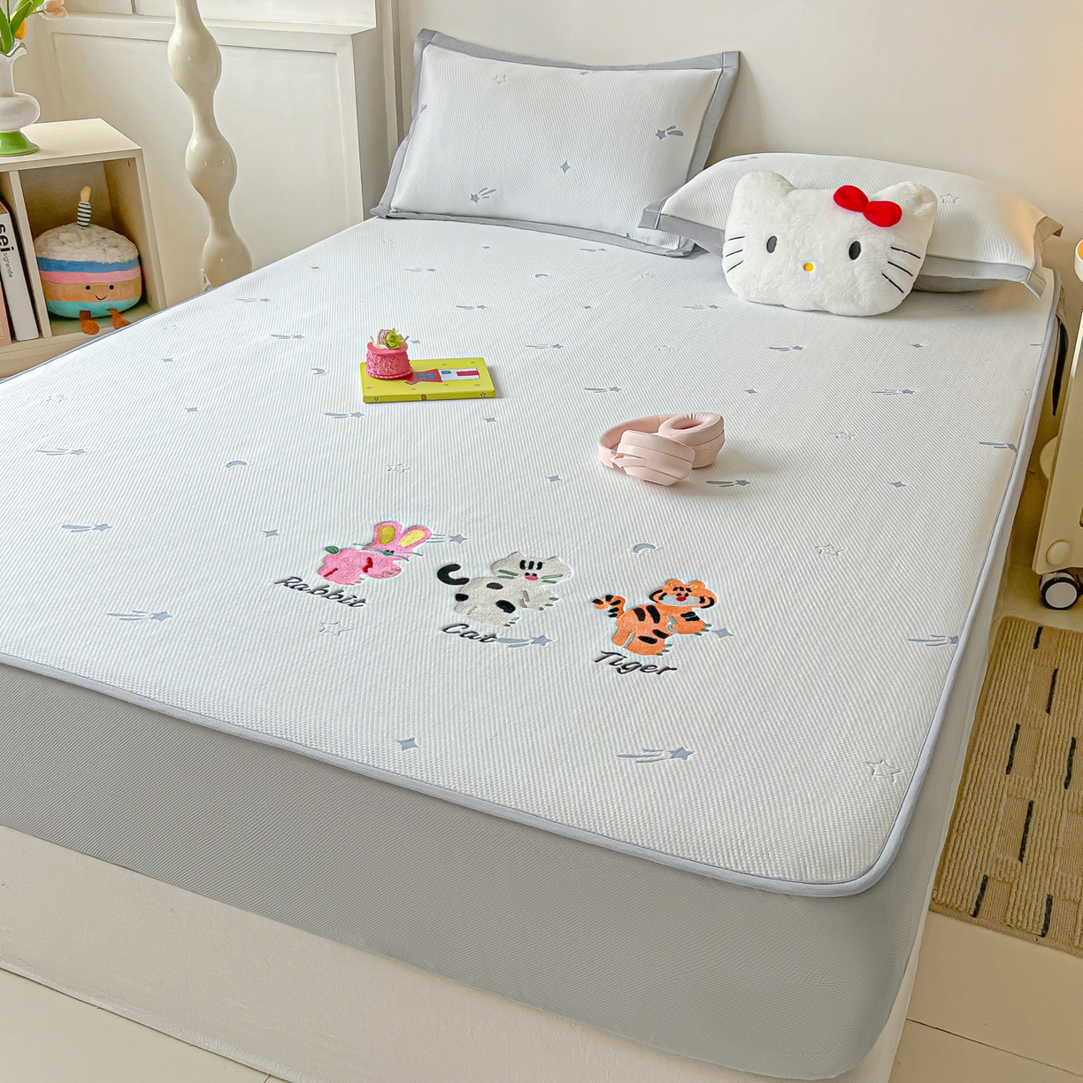 91家纺网 家纺一手货源 找家纺 多乐家纺 2026新款星辰系列PE提花凉感豆豆卡通刺绣大包边复合凉席 小老虎-流星(床笠款)