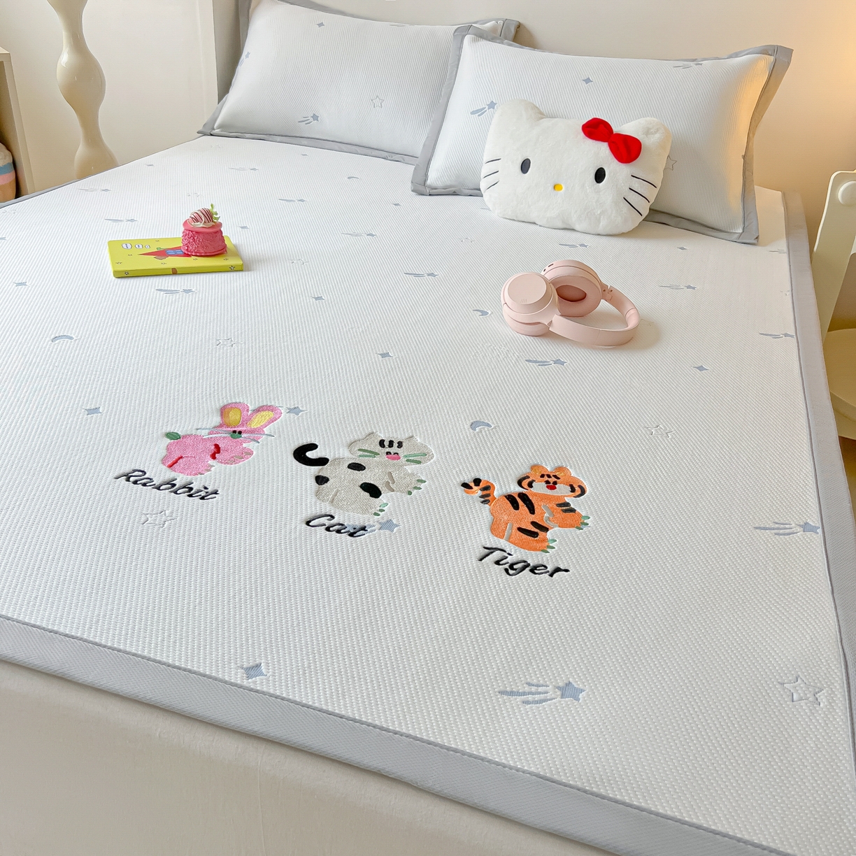 91家纺网 家纺一手货源 找家纺 多乐家纺 2026新款星辰系列PE提花凉感豆豆卡通刺绣大包边复合凉席 小老虎-流星(床单款)