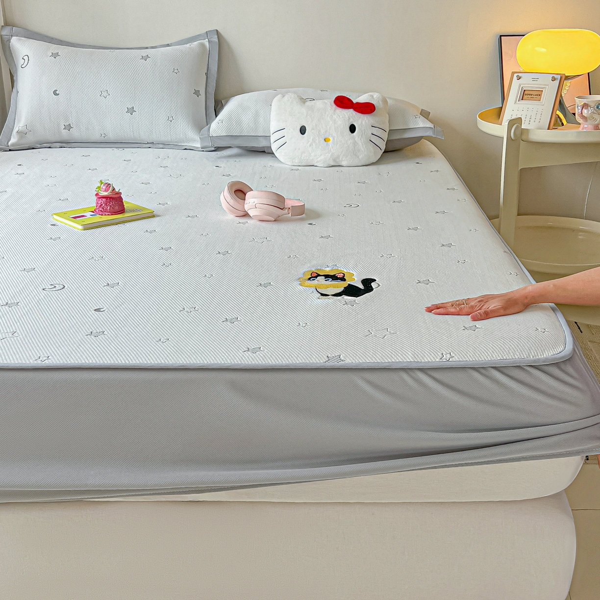 多乐家纺 2026新款星辰系列PE提花凉感豆豆卡通刺绣大包边复合凉席 花朵猫-星星月亮(床笠款)