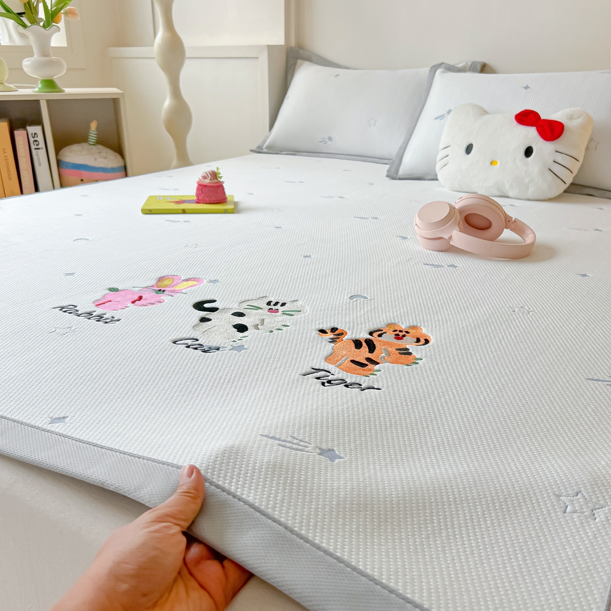 91家纺网 家纺一手货源 找家纺 多乐家纺 2026新款星辰系列PE提花凉感豆豆卡通刺绣大包边复合凉席 小老虎-流星(床单款)