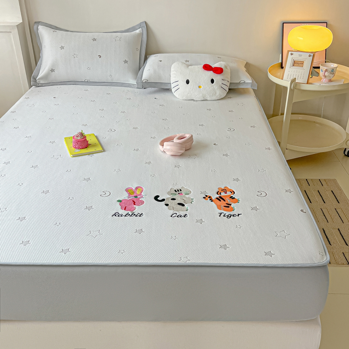 91家纺网 家纺一手货源 找家纺 多乐家纺 2026新款星辰系列PE提花凉感豆豆卡通刺绣大包边复合凉席 小老虎-星星月亮-咖(床笠款)