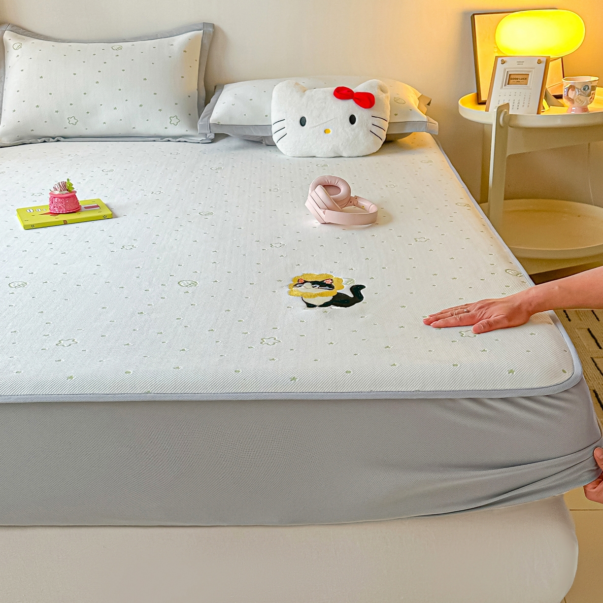 多乐家纺 2026新款星辰系列PE提花凉感豆豆卡通刺绣大包边复合凉席 花朵猫-小草莓(床笠款)