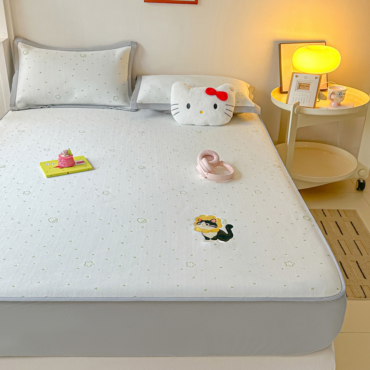 91家纺网 家纺一手货源 找家纺 多乐家纺 2026新款星辰系列PE提花凉感豆豆卡通刺绣大包边复合凉席 花朵猫-小草莓(床笠款)