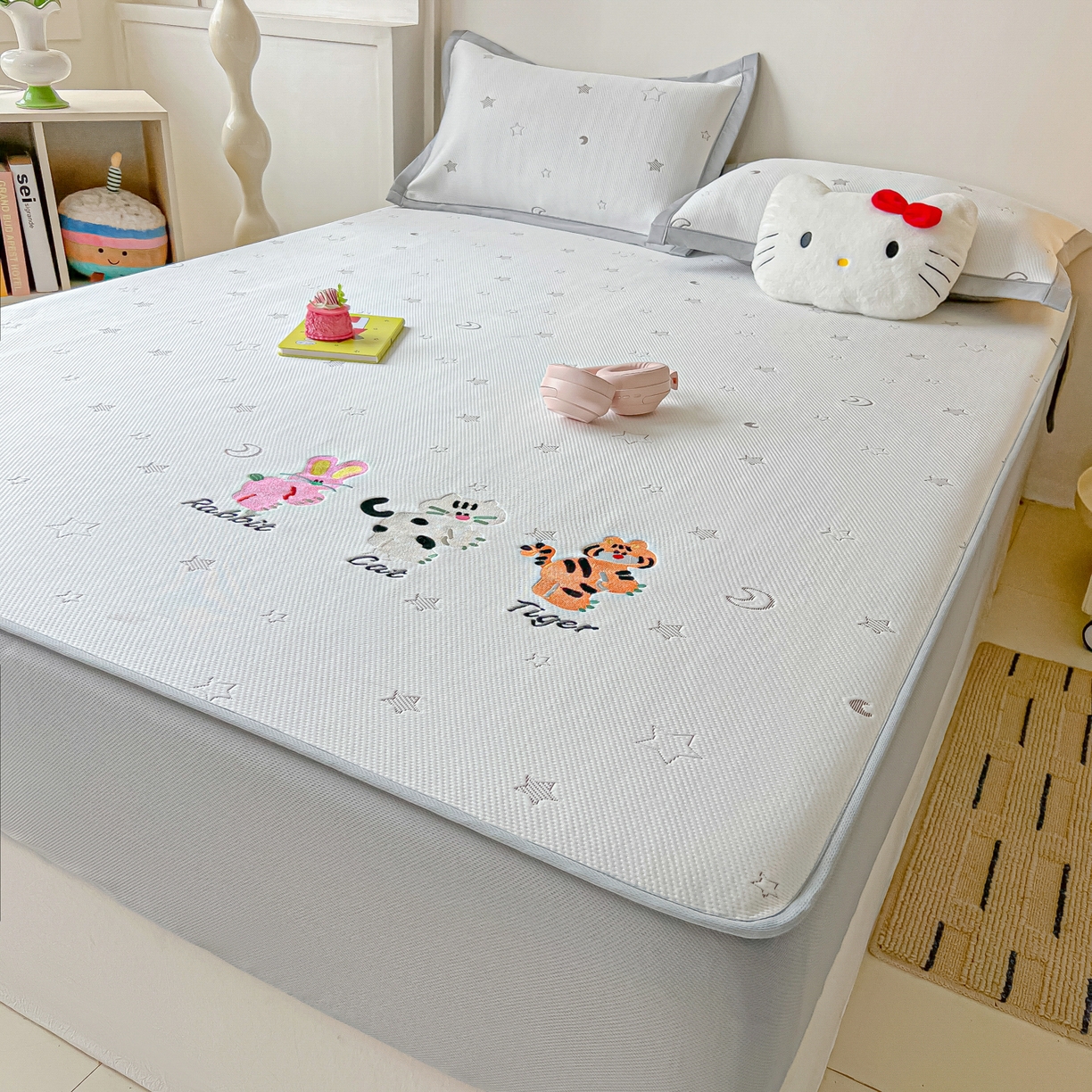 91家纺网 家纺一手货源 找家纺 多乐家纺 2026新款星辰系列PE提花凉感豆豆卡通刺绣大包边复合凉席 小老虎-星星月亮-咖(床笠款)