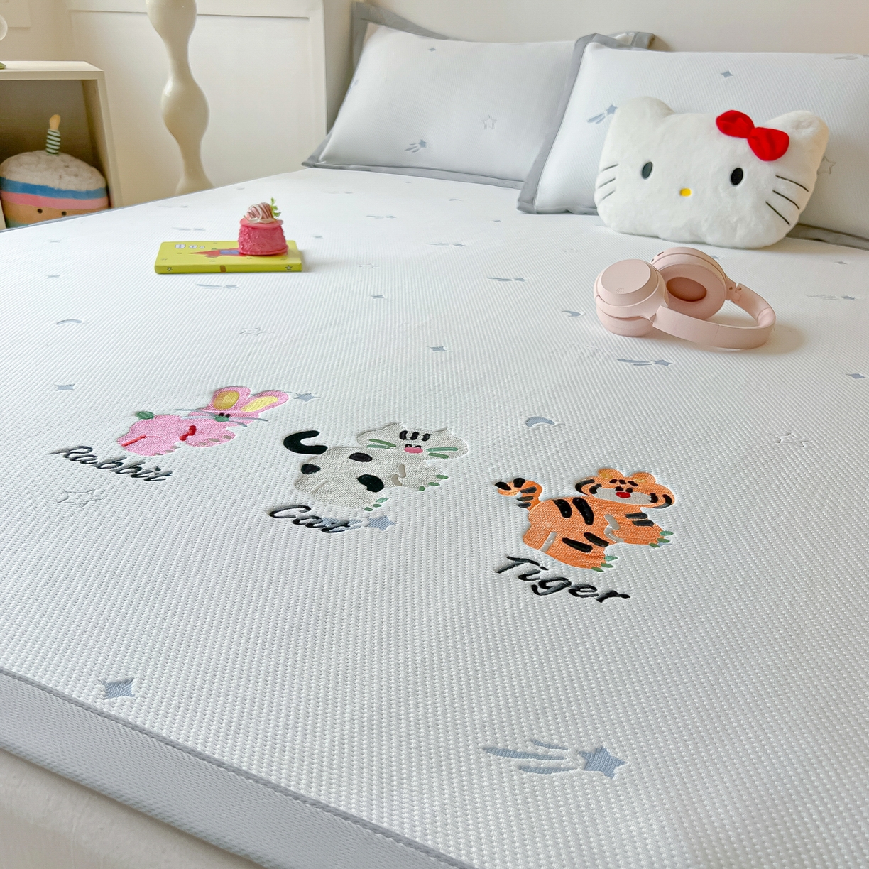 91家纺网 家纺一手货源 找家纺 多乐家纺 2026新款星辰系列PE提花凉感豆豆卡通刺绣大包边复合凉席 小老虎-流星(床单款)