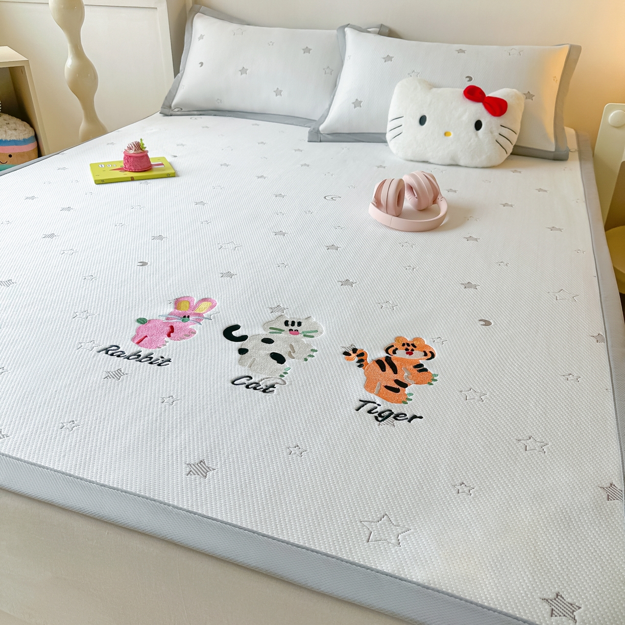 91家纺网 家纺一手货源 找家纺 多乐家纺 2026新款星辰系列PE提花凉感豆豆卡通刺绣大包边复合凉席 小老虎-星星月亮-咖(床单款)