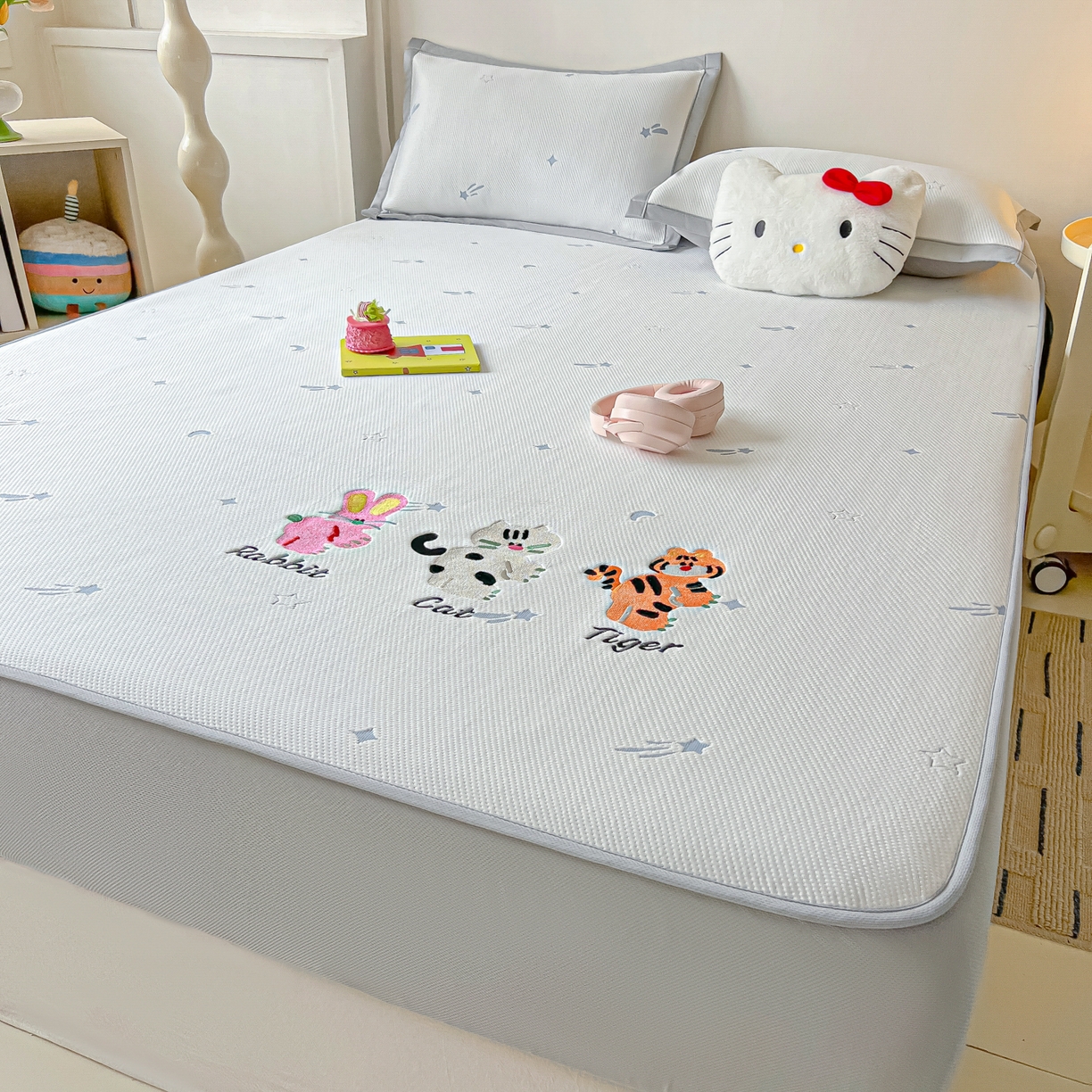 91家纺网 家纺一手货源 找家纺 多乐家纺 2026新款星辰系列PE提花凉感豆豆卡通刺绣大包边复合凉席 小老虎-流星(床笠款)