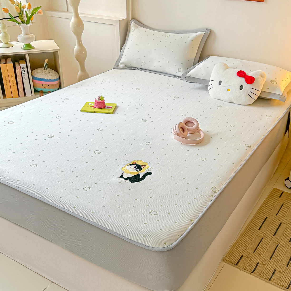 91家纺网 家纺一手货源 找家纺 多乐家纺 2026新款星辰系列PE提花凉感豆豆卡通刺绣大包边复合凉席 花朵猫-小草莓(床笠款)