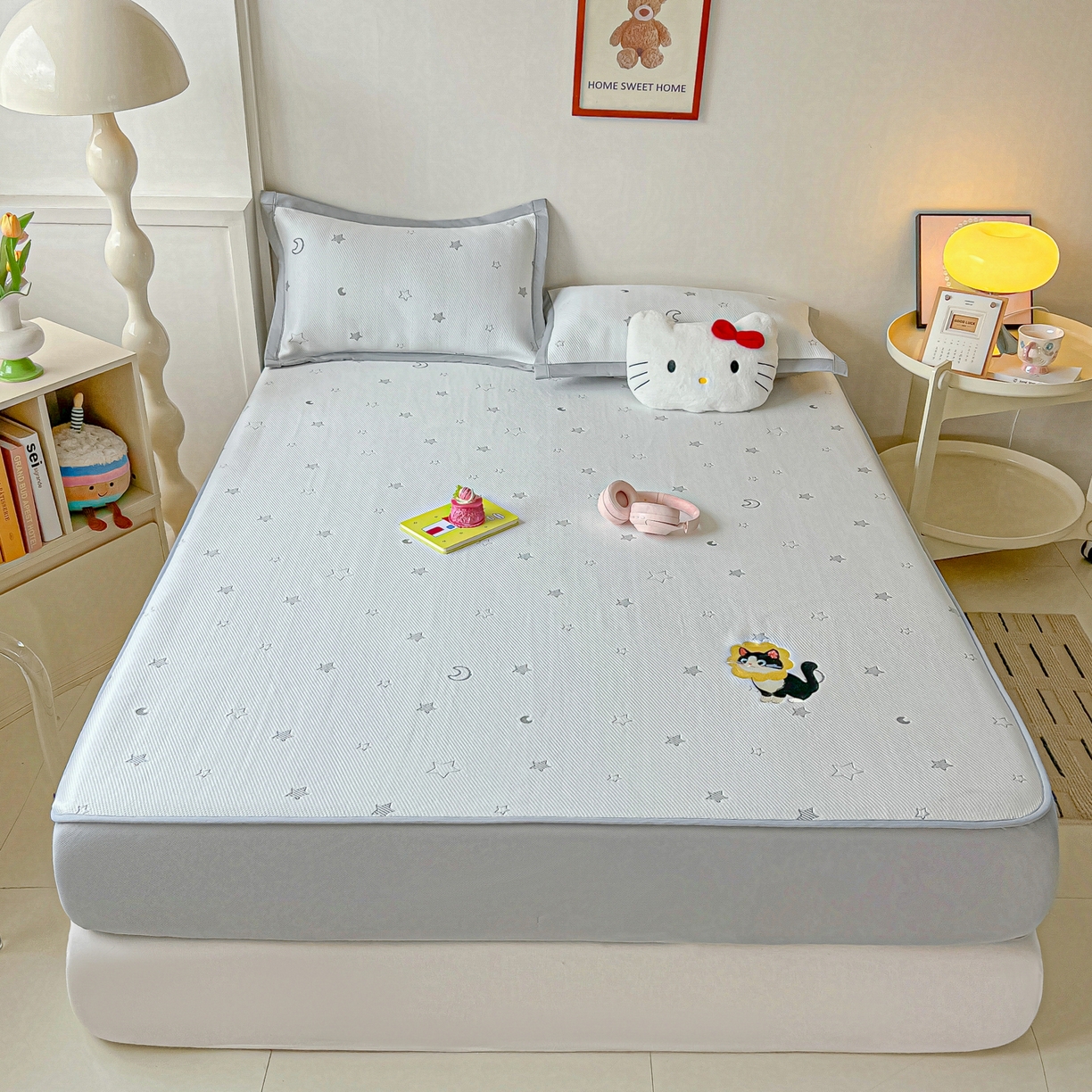 91家纺网 家纺一手货源 找家纺 多乐家纺 2026新款星辰系列PE提花凉感豆豆卡通刺绣大包边复合凉席 花朵猫-星星月亮(床笠款)