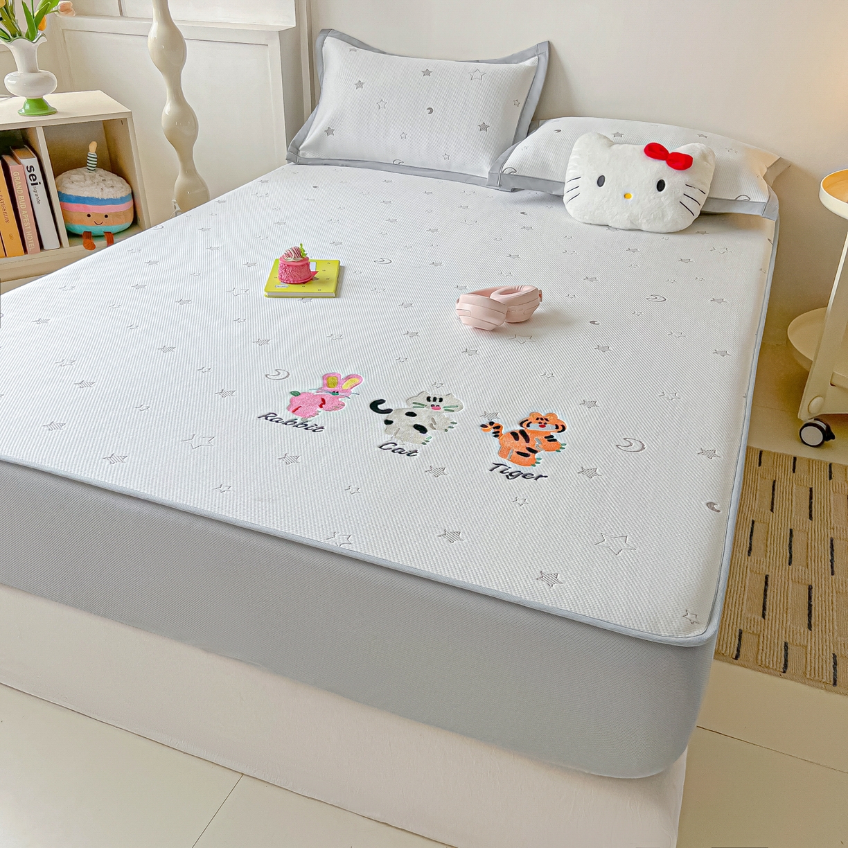 91家纺网 家纺一手货源 找家纺 多乐家纺 2026新款星辰系列PE提花凉感豆豆卡通刺绣大包边复合凉席 小老虎-星星月亮-咖(床笠款)