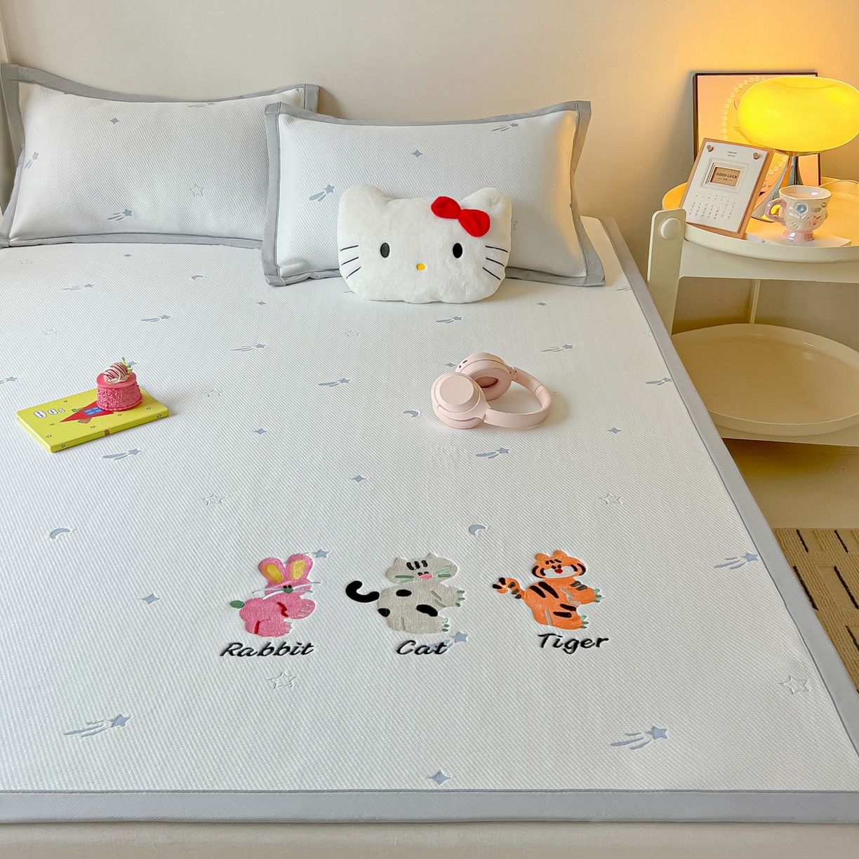 91家纺网 家纺一手货源 找家纺 多乐家纺 2026新款星辰系列PE提花凉感豆豆卡通刺绣大包边复合凉席 小老虎-流星(床单款)