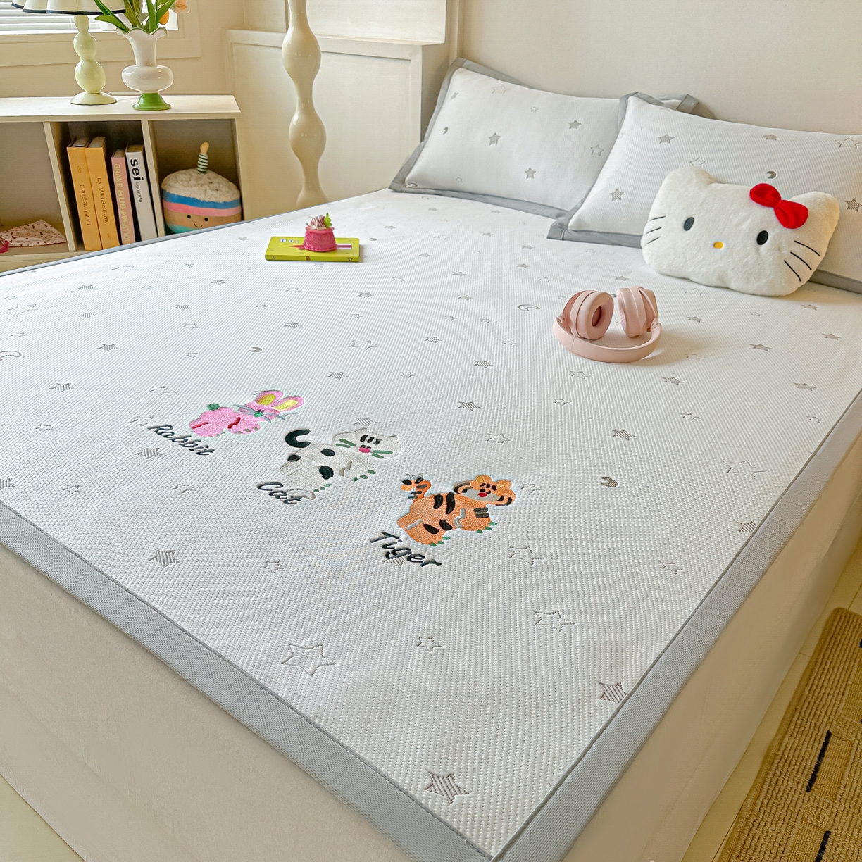 91家纺网 家纺一手货源 找家纺 多乐家纺 2026新款星辰系列PE提花凉感豆豆卡通刺绣大包边复合凉席 小老虎-星星月亮-咖(床单款)