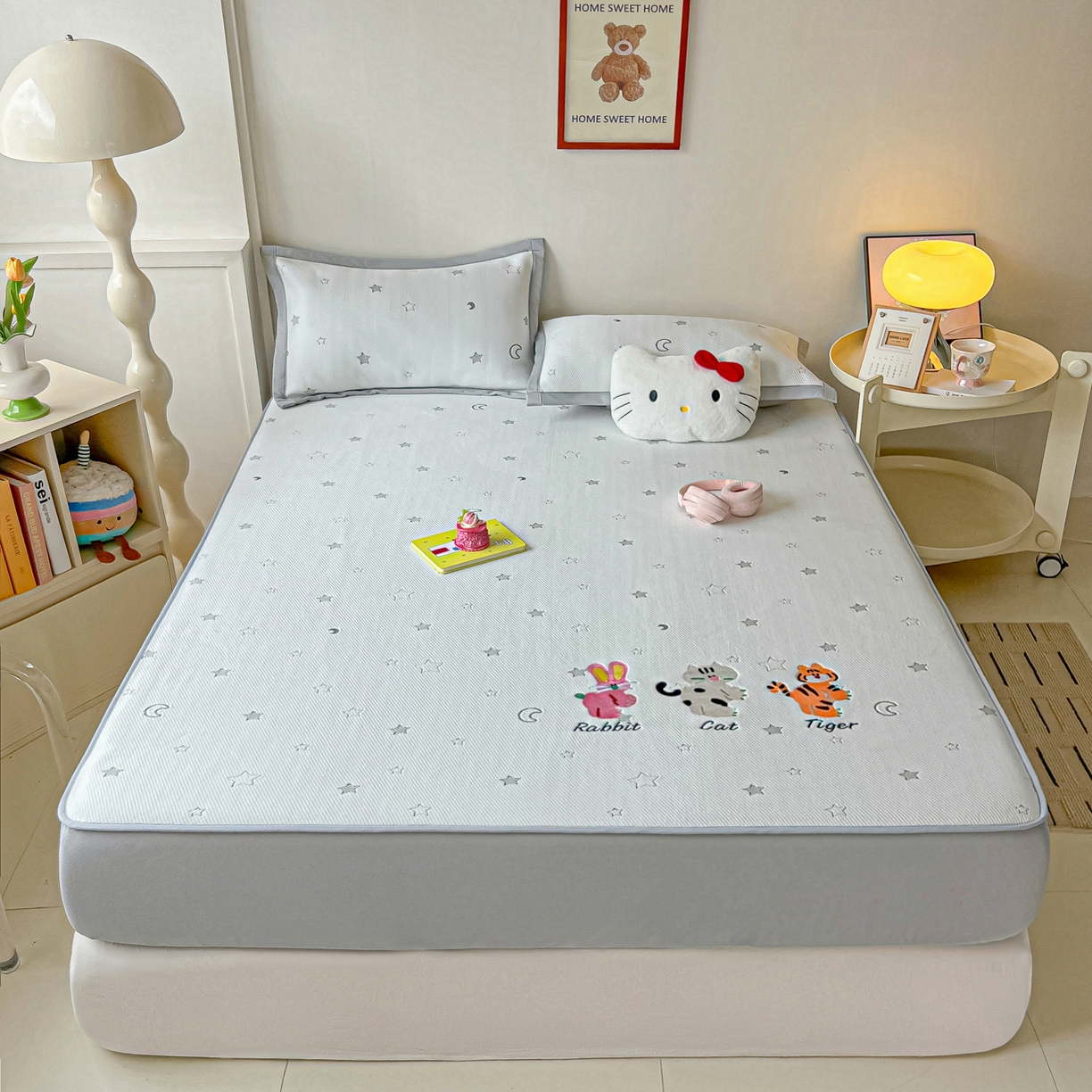 91家纺网 家纺一手货源 找家纺 多乐家纺 2026新款星辰系列PE提花凉感豆豆卡通刺绣大包边复合凉席 小老虎-星星月亮-灰(床笠款)