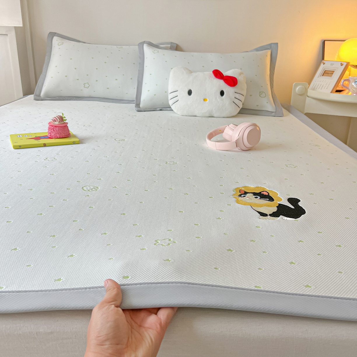 91家纺网 家纺一手货源 找家纺 多乐家纺 2026新款星辰系列PE提花凉感豆豆卡通刺绣大包边复合凉席 花朵猫-小草莓(床单款)