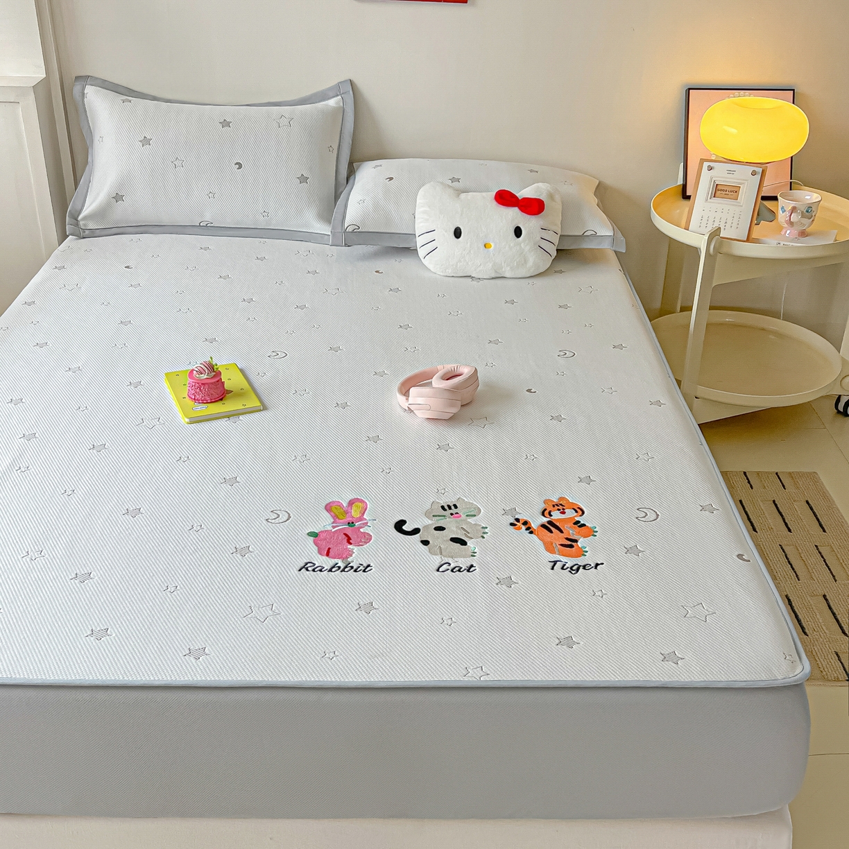 91家纺网 家纺一手货源 找家纺 多乐家纺 2026新款星辰系列PE提花凉感豆豆卡通刺绣大包边复合凉席 小老虎-星星月亮-咖(床笠款)