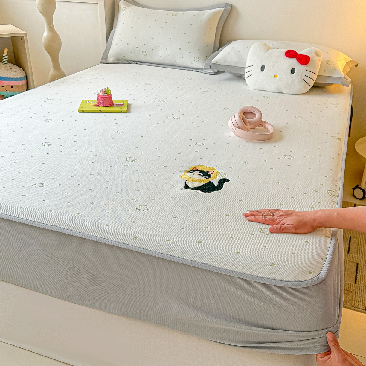 91家纺网 家纺一手货源 找家纺 多乐家纺 2026新款星辰系列PE提花凉感豆豆卡通刺绣大包边复合凉席 花朵猫-小草莓(床笠款)