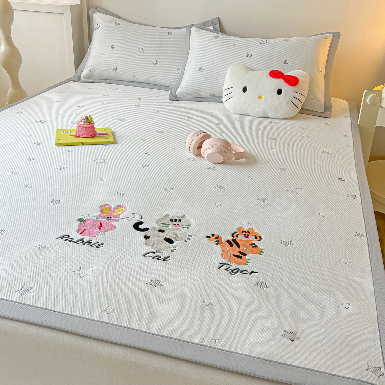 91家纺网 家纺一手货源 找家纺 多乐家纺 2026新款星辰系列PE提花凉感豆豆卡通刺绣大包边复合凉席 小老虎-星星月亮-灰(床单款)