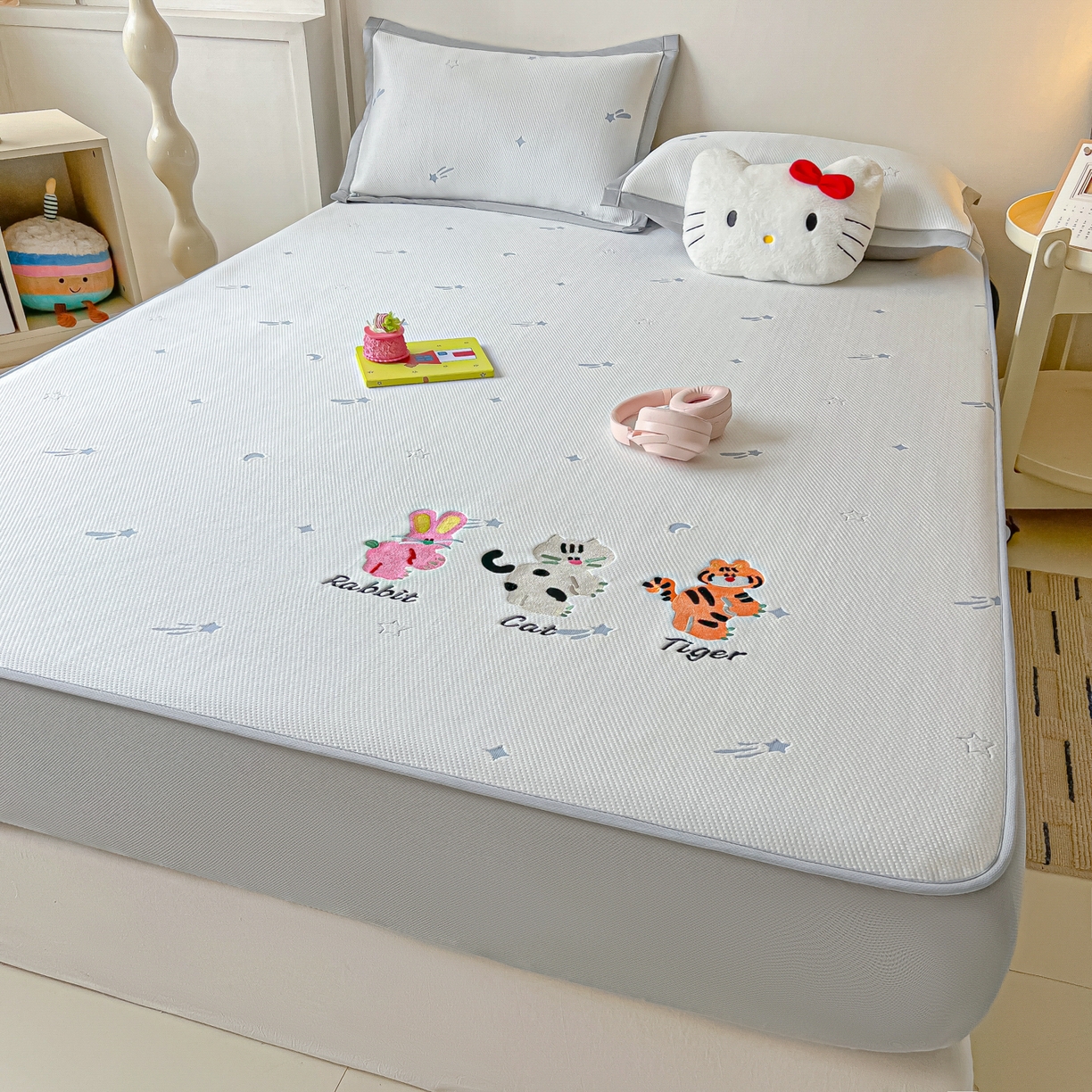 91家纺网 家纺一手货源 找家纺 多乐家纺 2026新款星辰系列PE提花凉感豆豆卡通刺绣大包边复合凉席 小老虎-流星(床笠款)