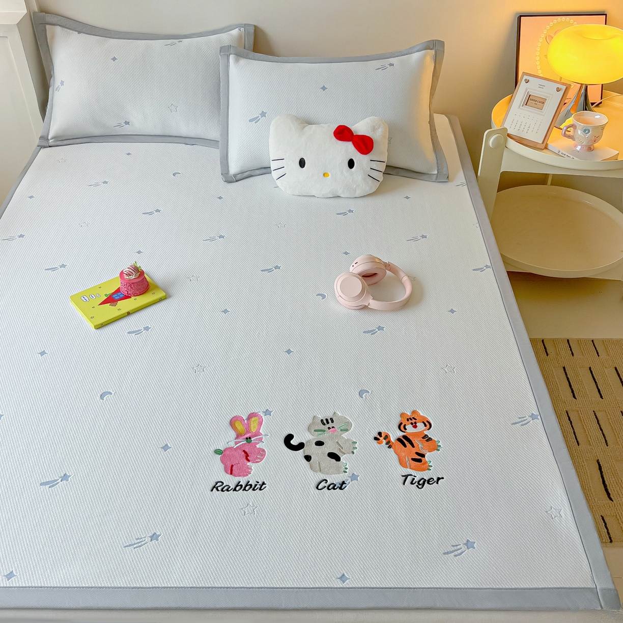 91家纺网 家纺一手货源 找家纺 多乐家纺 2026新款星辰系列PE提花凉感豆豆卡通刺绣大包边复合凉席 小老虎-流星(床单款)