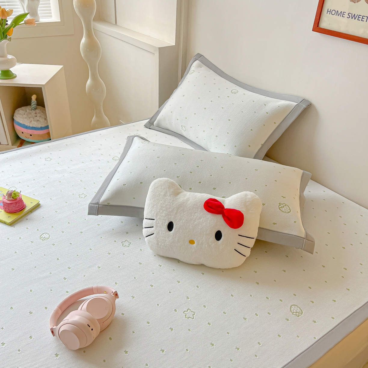 91家纺网 家纺一手货源 找家纺 多乐家纺 2026新款星辰系列PE提花凉感豆豆卡通刺绣大包边复合凉席 花朵猫-小草莓(床单款)