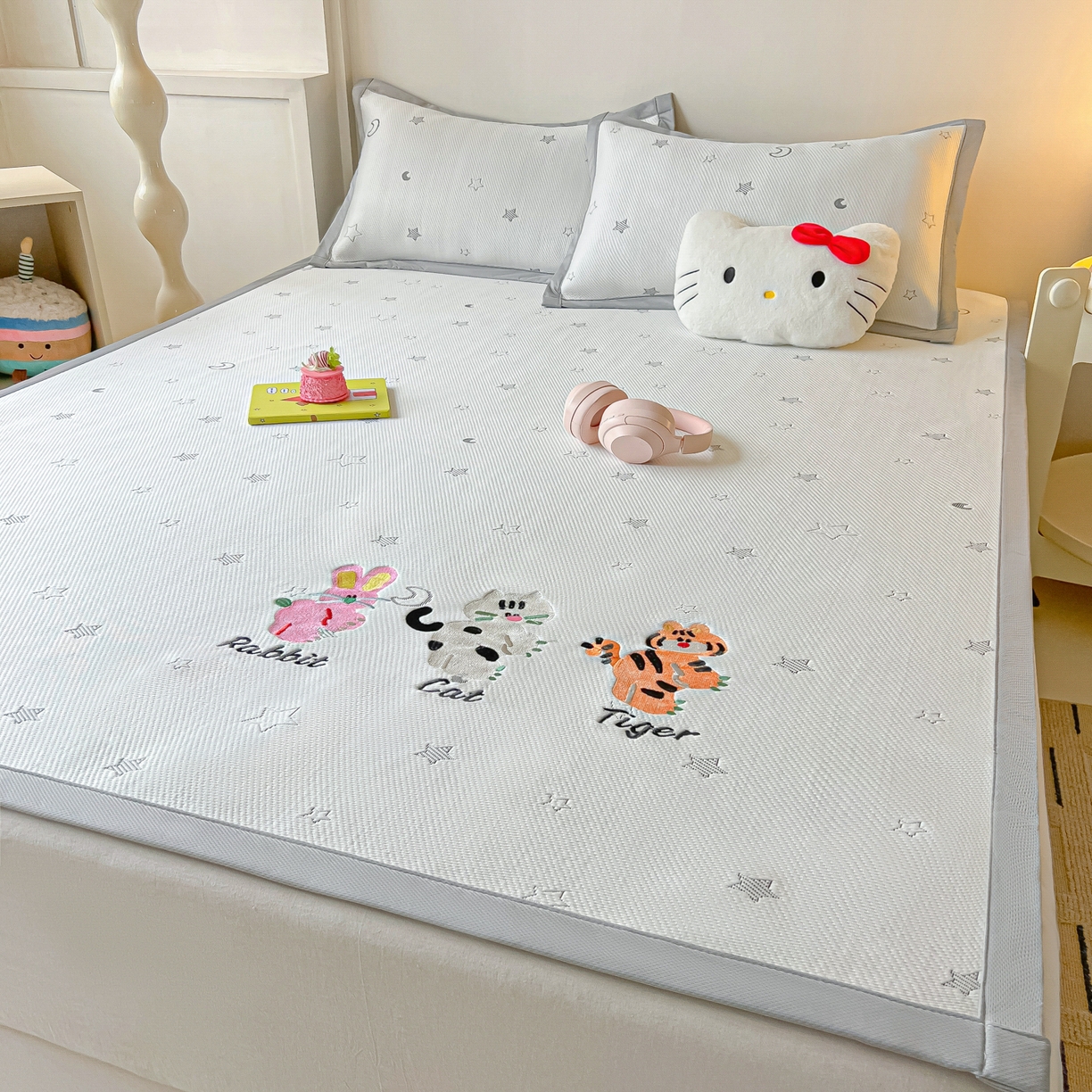 91家纺网 家纺一手货源 找家纺 多乐家纺 2026新款星辰系列PE提花凉感豆豆卡通刺绣大包边复合凉席 小老虎-星星月亮-灰(床单款)