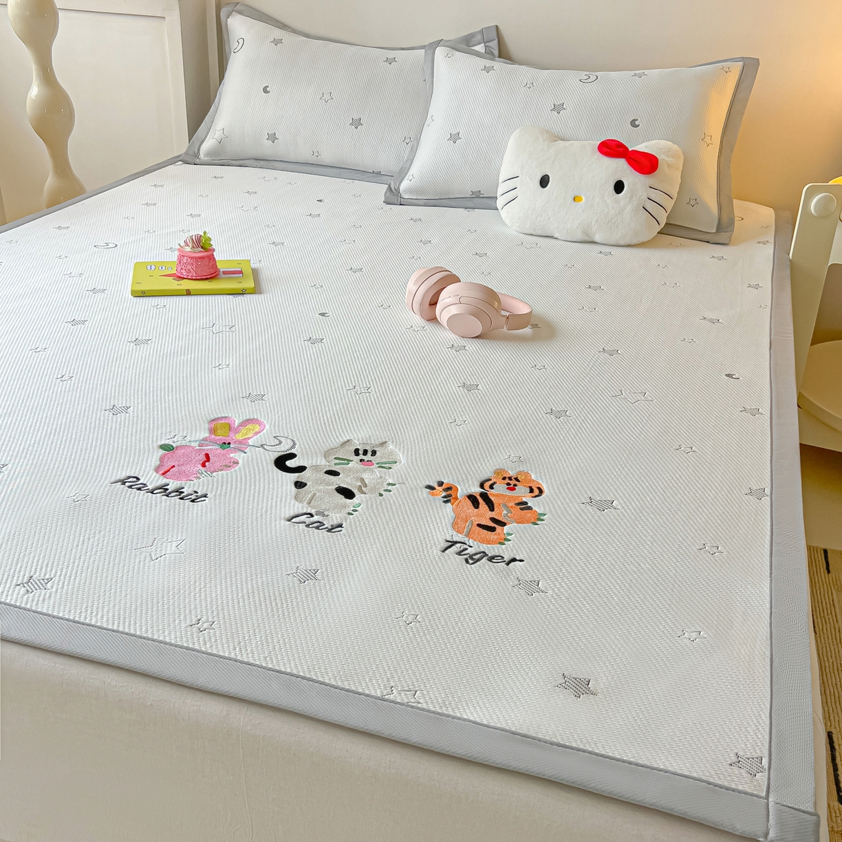 91家纺网 家纺一手货源 找家纺 多乐家纺 2026新款星辰系列PE提花凉感豆豆卡通刺绣大包边复合凉席 小老虎-星星月亮-灰(床单款)
