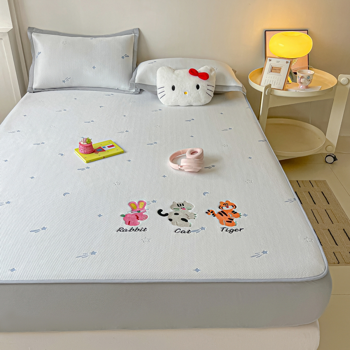 91家纺网 家纺一手货源 找家纺 多乐家纺 2026新款星辰系列PE提花凉感豆豆卡通刺绣大包边复合凉席 小老虎-流星(床笠款)