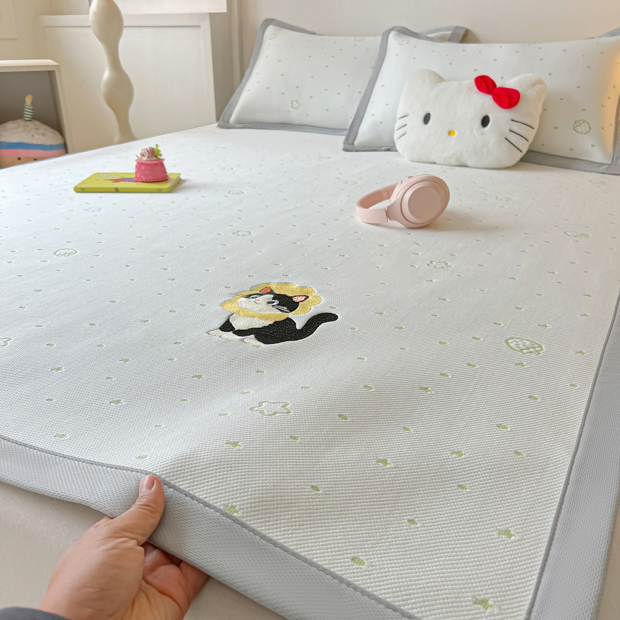 91家纺网 家纺一手货源 找家纺 多乐家纺 2026新款星辰系列PE提花凉感豆豆卡通刺绣大包边复合凉席 花朵猫-小草莓(床单款)