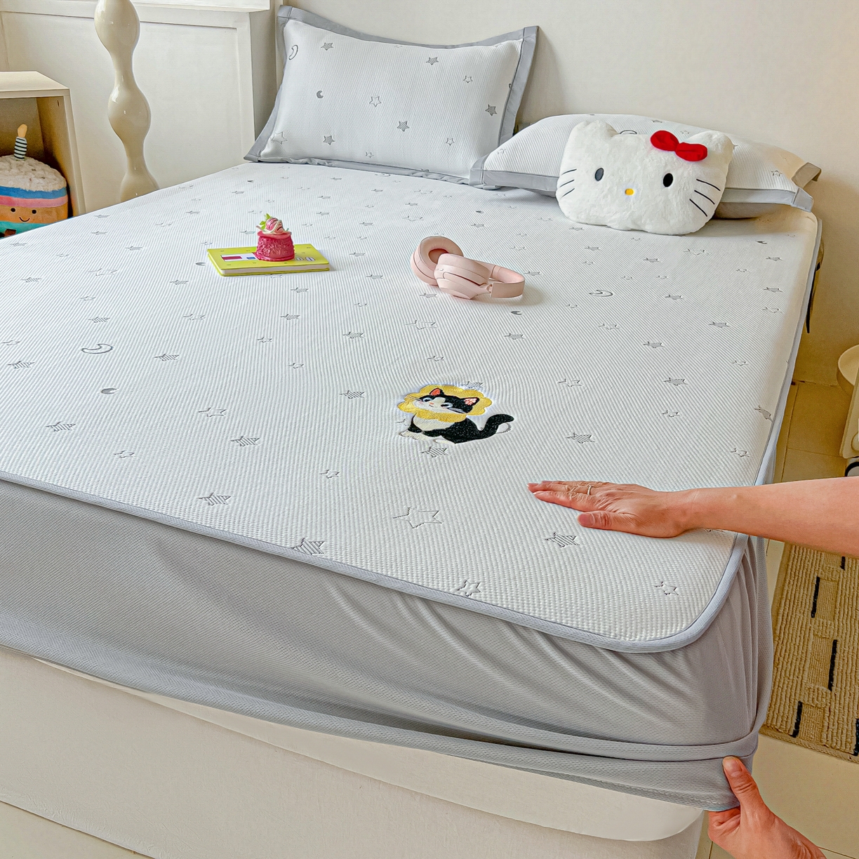 91家纺网 家纺一手货源 找家纺 多乐家纺 2026新款星辰系列PE提花凉感豆豆卡通刺绣大包边复合凉席 花朵猫-星星月亮(床笠款)