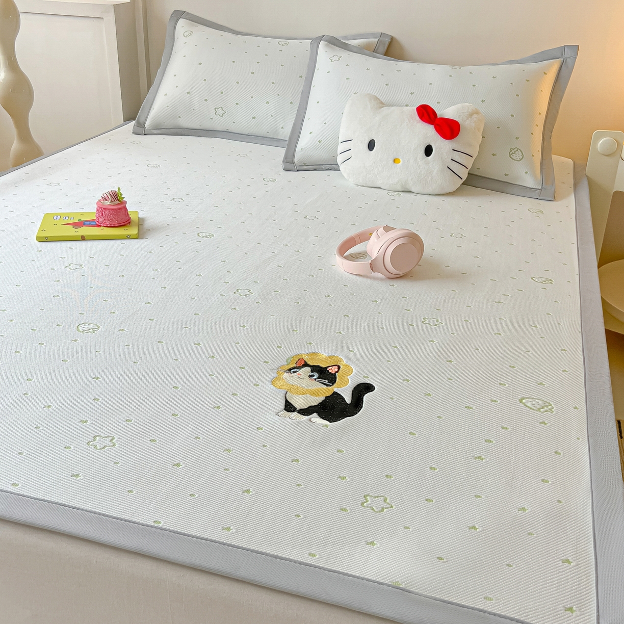 91家纺网 家纺一手货源 找家纺 多乐家纺 2026新款星辰系列PE提花凉感豆豆卡通刺绣大包边复合凉席 花朵猫-小草莓(床单款)