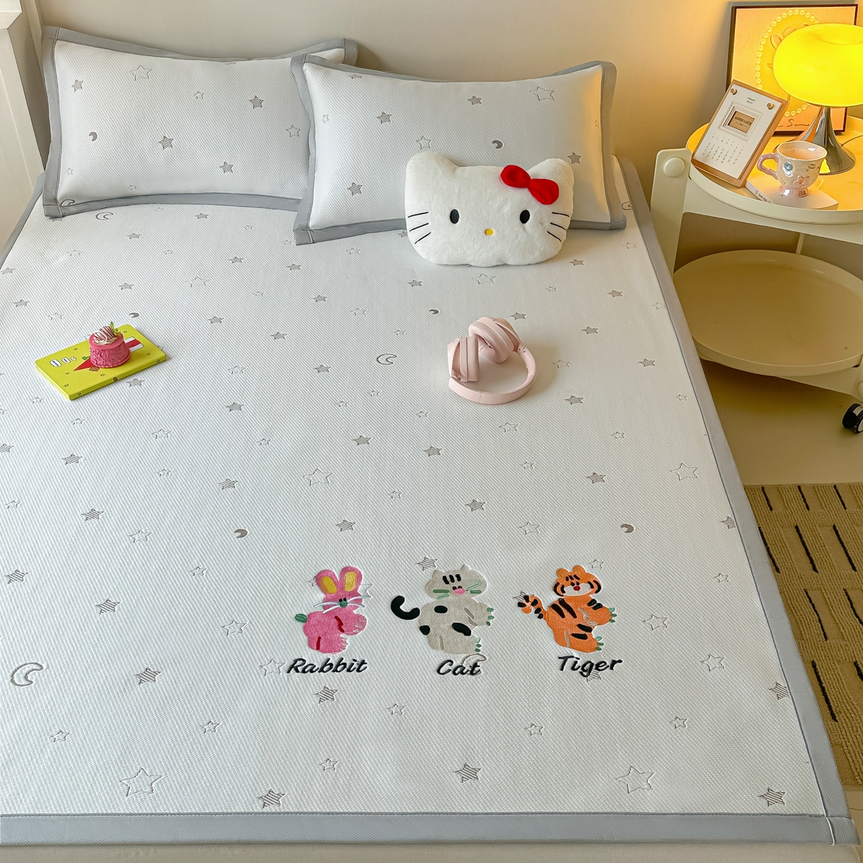 91家纺网 家纺一手货源 找家纺 多乐家纺 2026新款星辰系列PE提花凉感豆豆卡通刺绣大包边复合凉席 小老虎-星星月亮-咖(床单款)