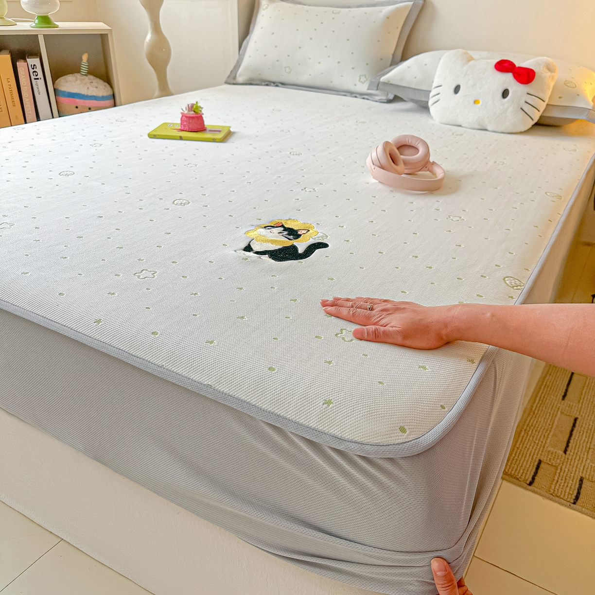 91家纺网 家纺一手货源 找家纺 多乐家纺 2026新款星辰系列PE提花凉感豆豆卡通刺绣大包边复合凉席 花朵猫-小草莓(床笠款)