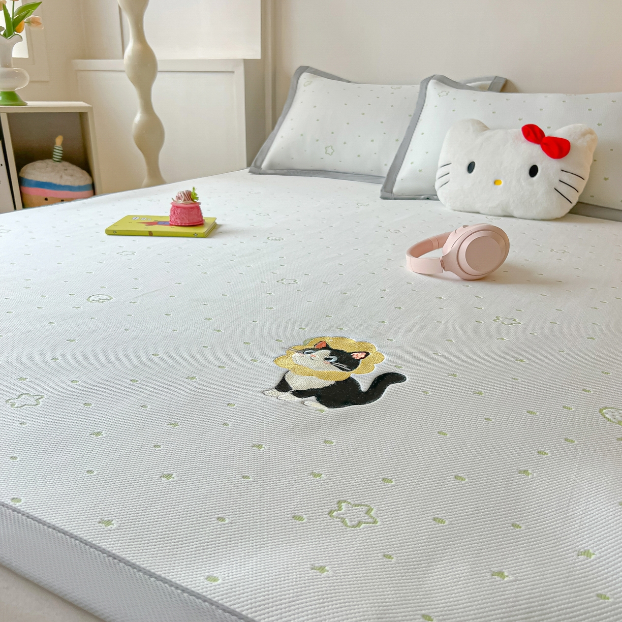 91家纺网 家纺一手货源 找家纺 多乐家纺 2026新款星辰系列PE提花凉感豆豆卡通刺绣大包边复合凉席 花朵猫-小草莓(床单款)