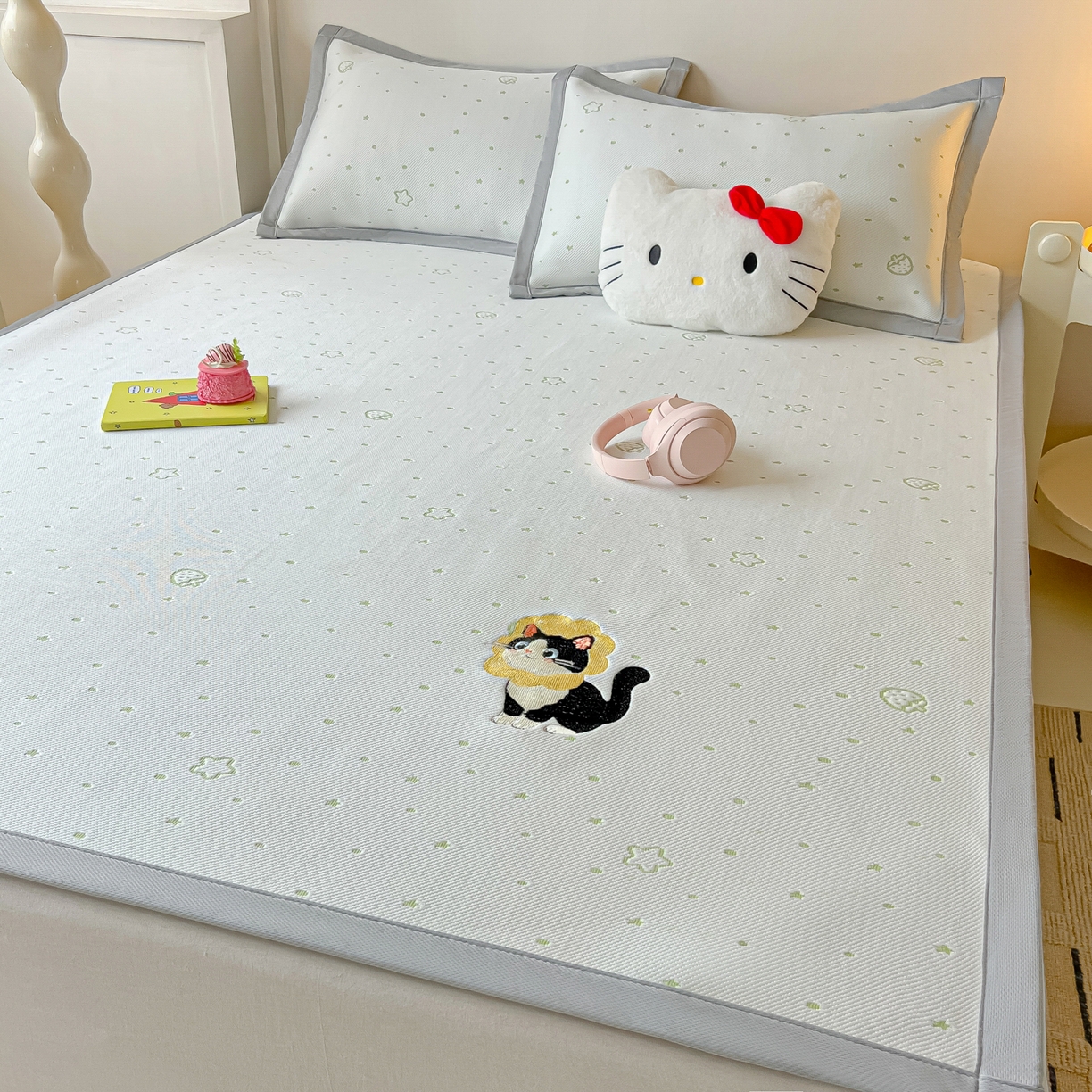 91家纺网 家纺一手货源 找家纺 多乐家纺 2026新款星辰系列PE提花凉感豆豆卡通刺绣大包边复合凉席 花朵猫-小草莓(床单款)