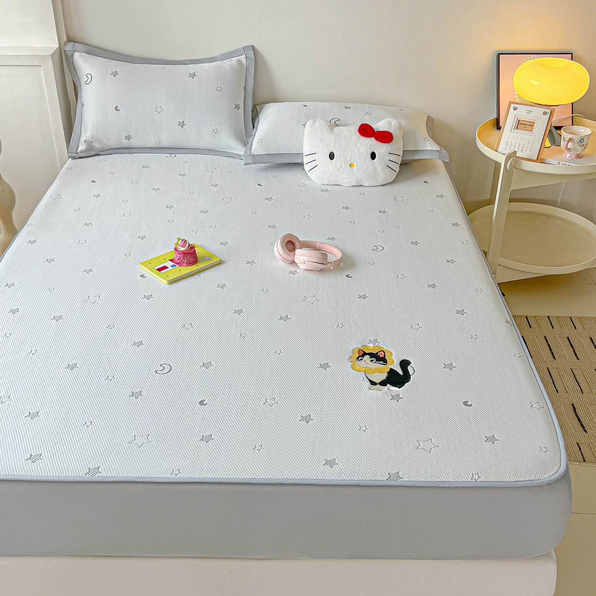 91家纺网 家纺一手货源 找家纺 多乐家纺 2026新款星辰系列PE提花凉感豆豆卡通刺绣大包边复合凉席 花朵猫-星星月亮(床笠款)