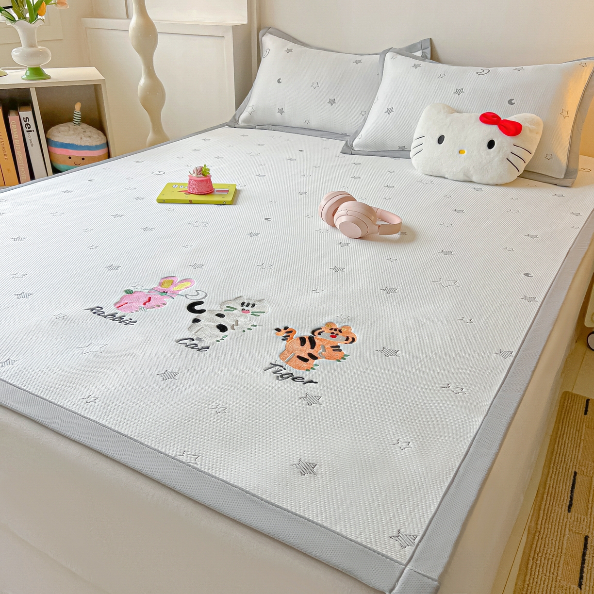 91家纺网 家纺一手货源 找家纺 多乐家纺 2026新款星辰系列PE提花凉感豆豆卡通刺绣大包边复合凉席 小老虎-星星月亮-灰(床单款)