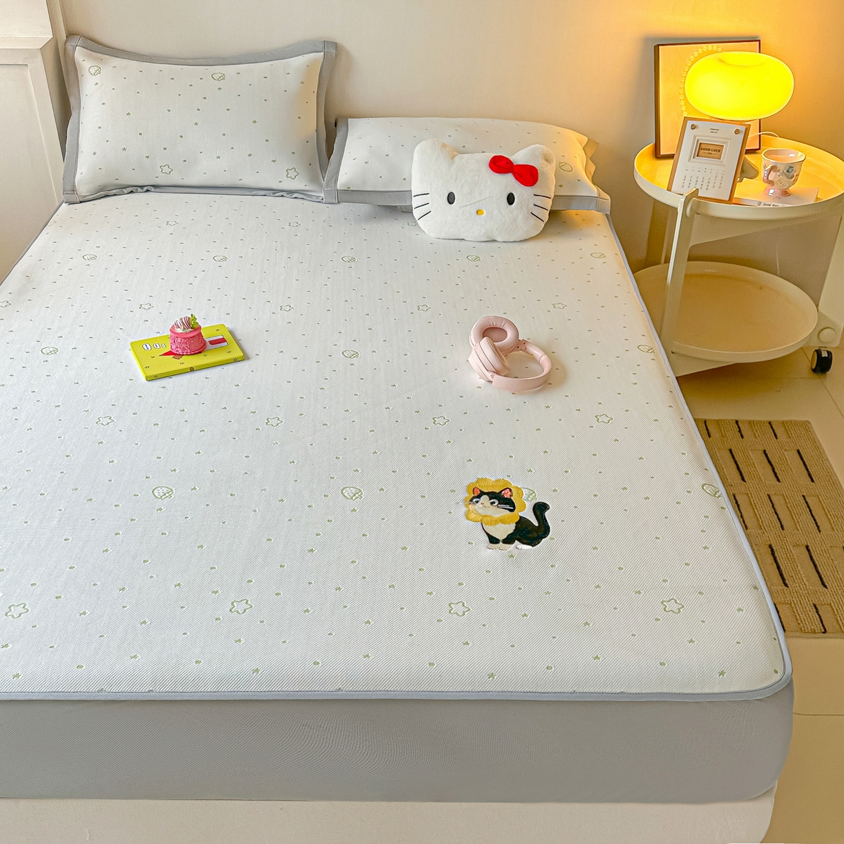 91家纺网 家纺一手货源 找家纺 多乐家纺 2026新款星辰系列PE提花凉感豆豆卡通刺绣大包边复合凉席 花朵猫-小草莓(床笠款)