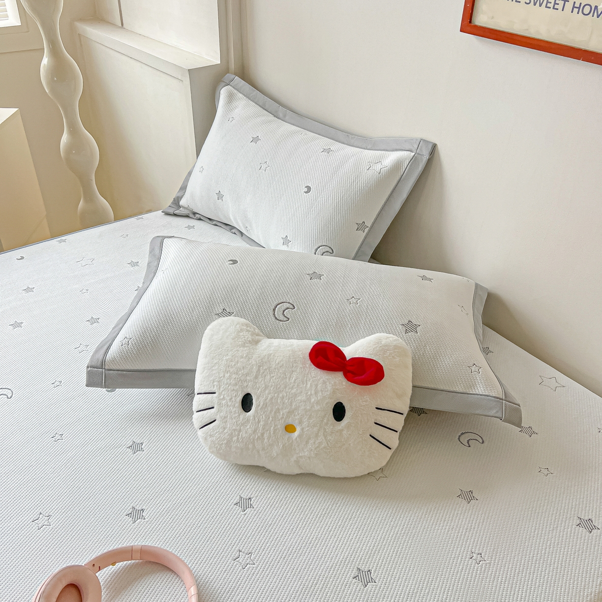 91家纺网 家纺一手货源 找家纺 多乐家纺 2026新款星辰系列PE提花凉感豆豆卡通刺绣大包边复合凉席 小老虎-星星月亮-灰(床笠款)